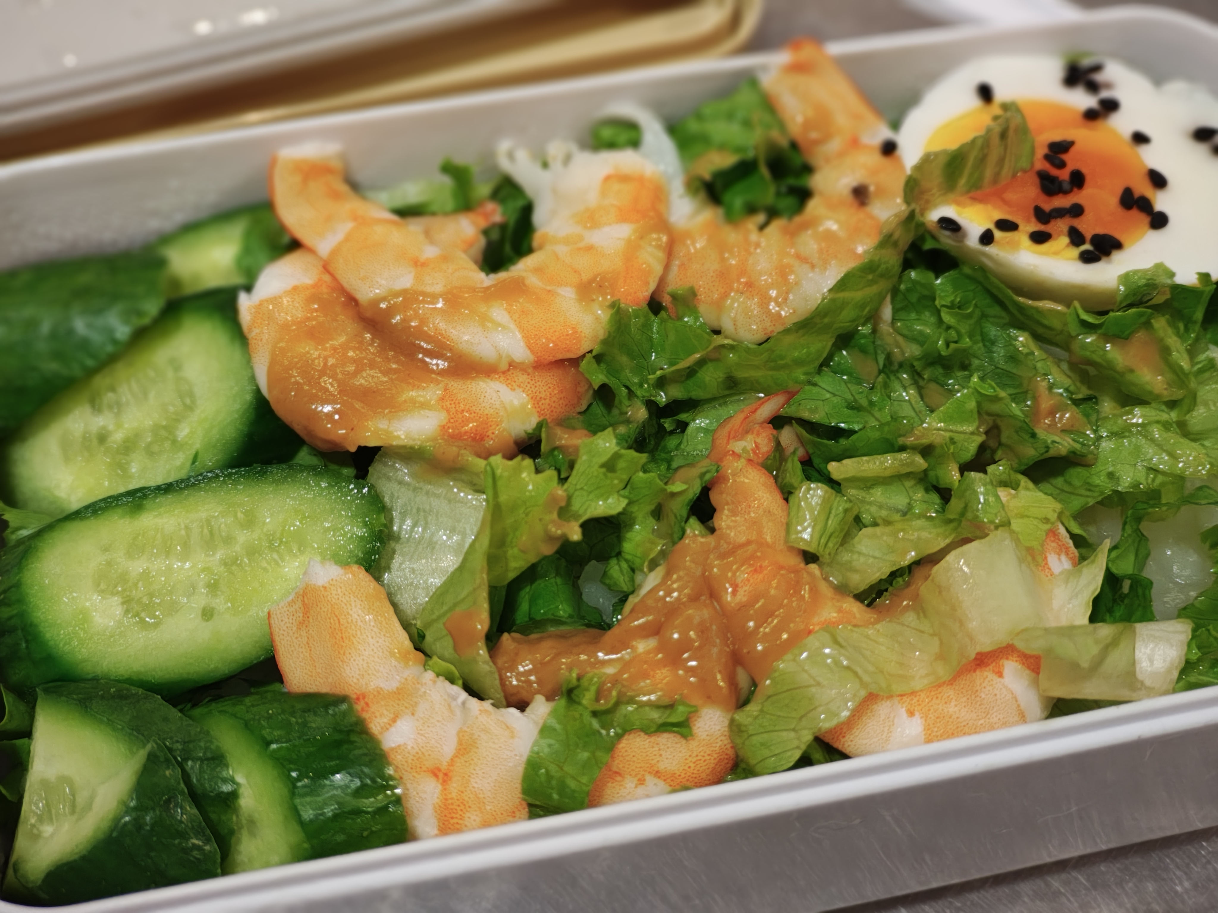 没有卷起来的脍卷，放了水煮蛋、黄瓜片、虾和越南粉